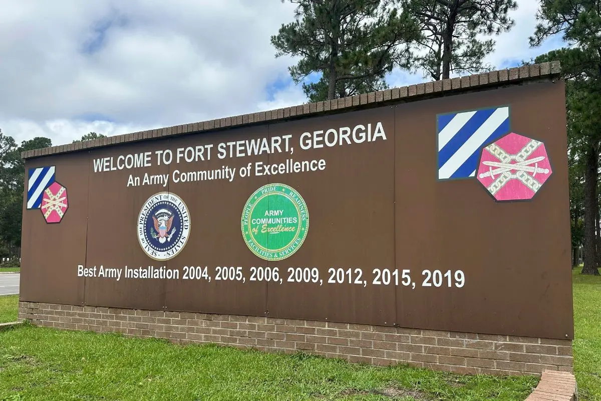 A sign outside the main gate of Fort Stewart, Georgia | Photo: AP