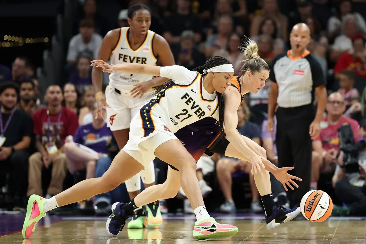 Makayla Timpson #21 of the Indiana Fever chases a loose ball with Sami Whitcomb #33 of the Phoenix Mercury during the first half of the WNBA game at PHX Arena in Phoenix, Arizona. | Photo: AFP