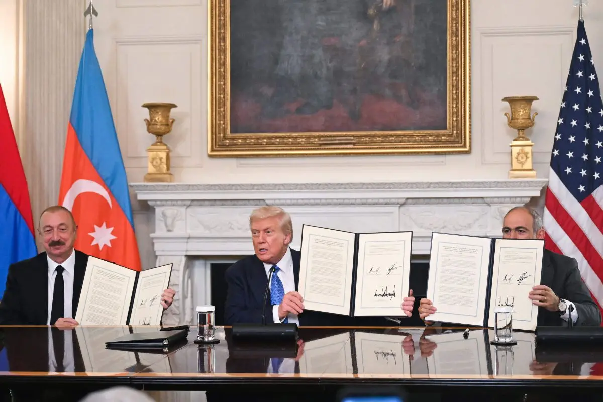 US President Donald Trump (C), Azerbaijani President Ilham Aliyev (L) and Armenian Prime Minister Nikol Pashinyan display the agreement they signed | Photo: AFP