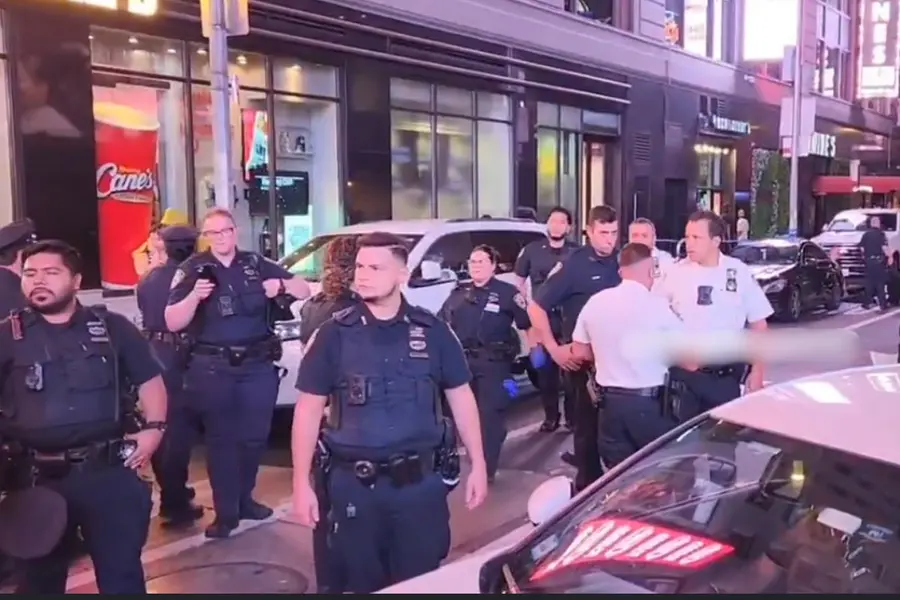 Teen opens fire in Times Square, injuring three; Suspect in custody | VIDEO