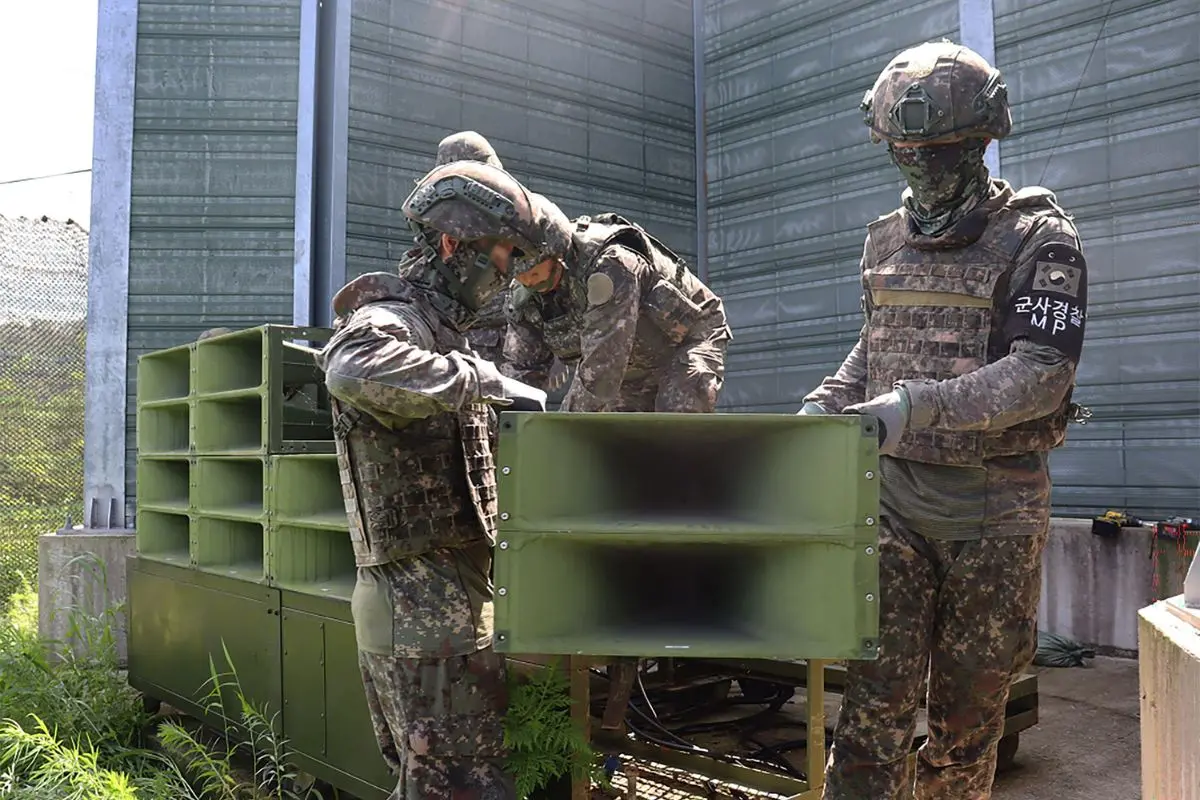 South Korean soldiers removing loudspeakers that were set up for propaganda broadcasts near the Demilitarized Zone | Photo: AFP