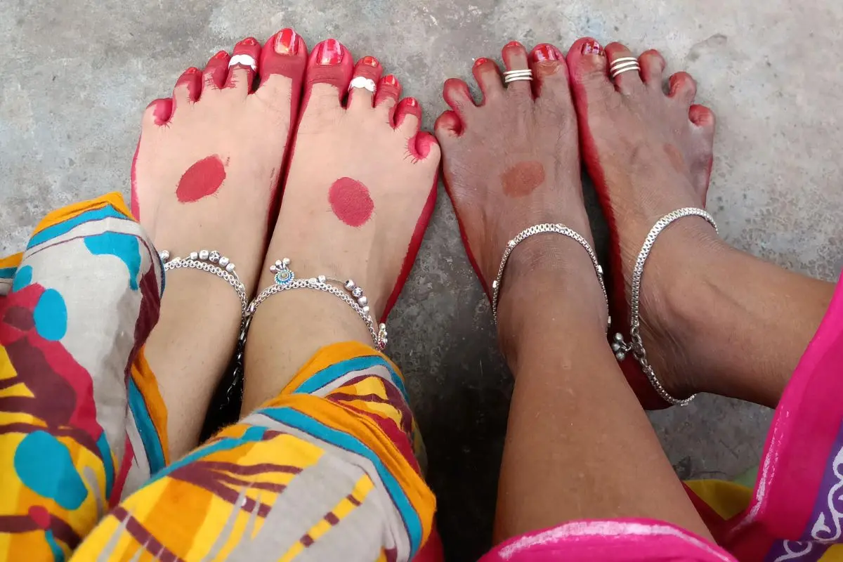 Silver anklets | Canva