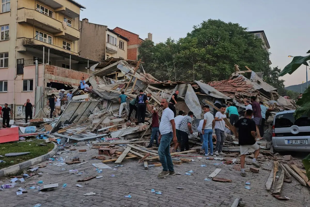 People remove the wreckage of a collapsed building following an earthquake in Sindirgi, northwest Turkey, Sunday (Photo: AP)