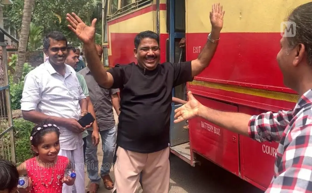 Ghafoorka welcomed by friends and relatives amid applause and joyful shouts | Mathrubhumi