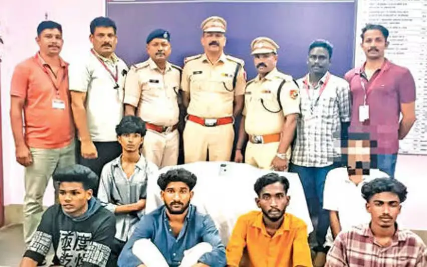 The Railway Police team with the six-member gang arrested for attacking passengers with poles and committing robbery | Photo: Mathrubhumi