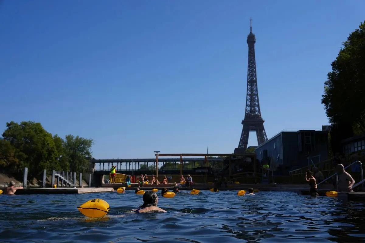 People swim in the Seine river | Photo: AP