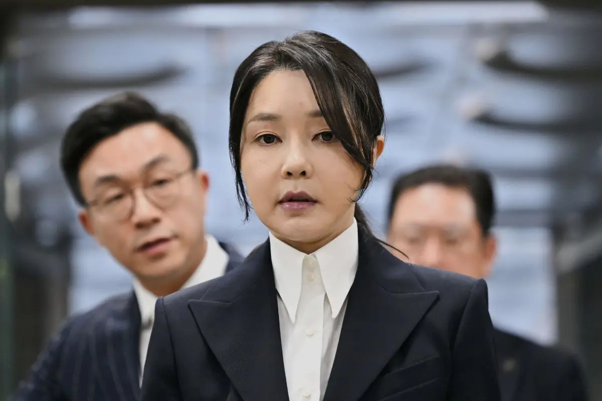 South Korea's former first lady Kim Keon Hee, wife of impeached former president Yoon Suk Yeol, arrives at a court to attend a hearing to review her arrest warrant requested by special prosecutors, in Seoul, South Korea. | Photo: AP