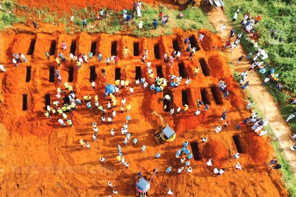 Graves being prepared at Puthumala Harrison Estate to bury unidentified bodies after the Chooralmala Mundakkai landslides | File Photo: Shameer Machingal/ Mathrubhumi