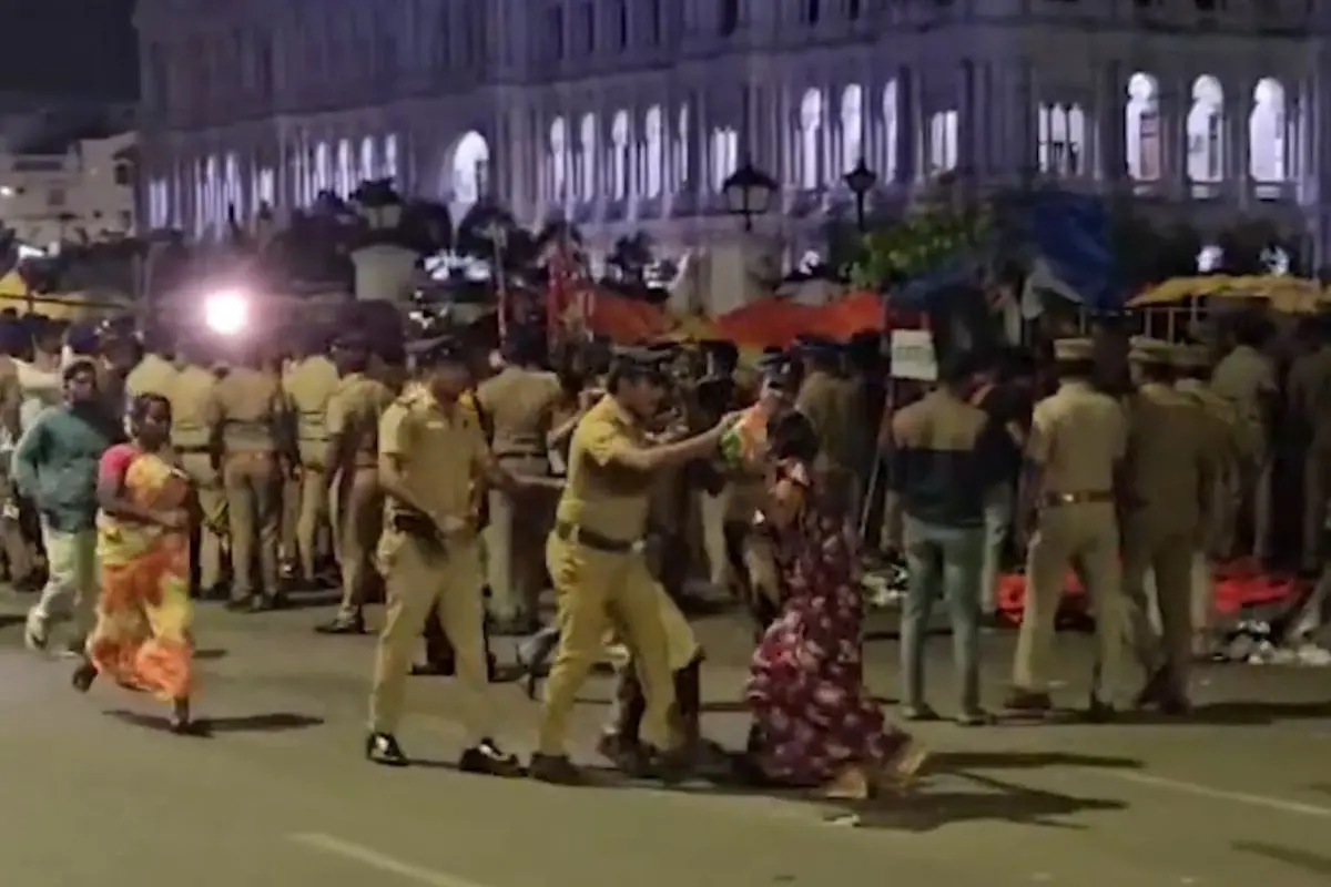 Police detain the protesting sanitation workers in Chennai during midnight operation (Screengrab: IANS)