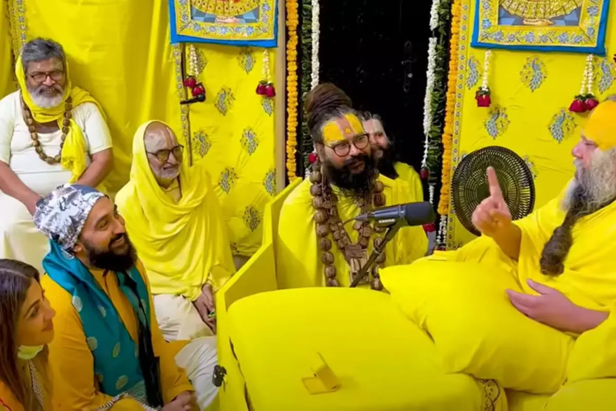 Shilpa Shetty and Raj Kundra during their visit to Premanand Maharaj's ashram in Vrindavan, where Raj offered to donate one of his kidneys to the spiritual leader. Photo: YouTube Screengrab