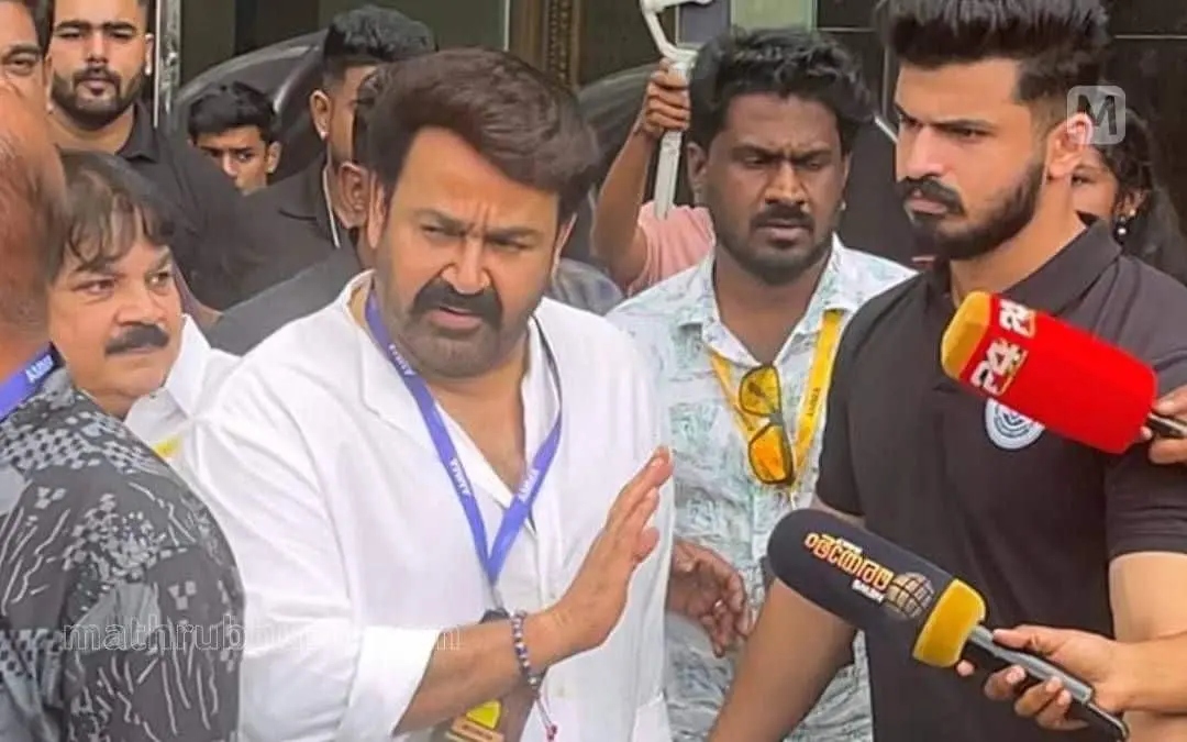 Mohanlal arriving to vote in the AMMA election | Photo: Jaivin T. Xavier / Mathrubhumi