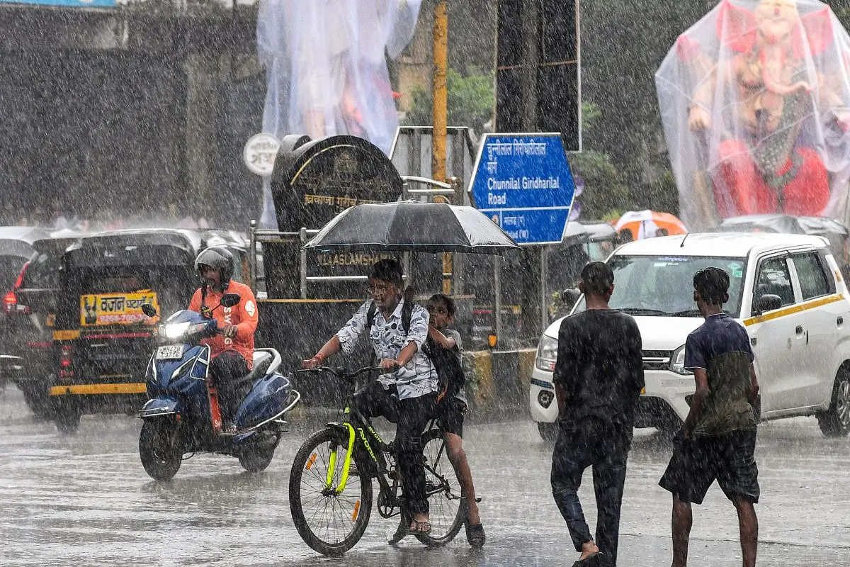 Commuters during rain, in Mumbai, Maharashtra, Sunday, Aug. 10, 2025. Photo: PTI