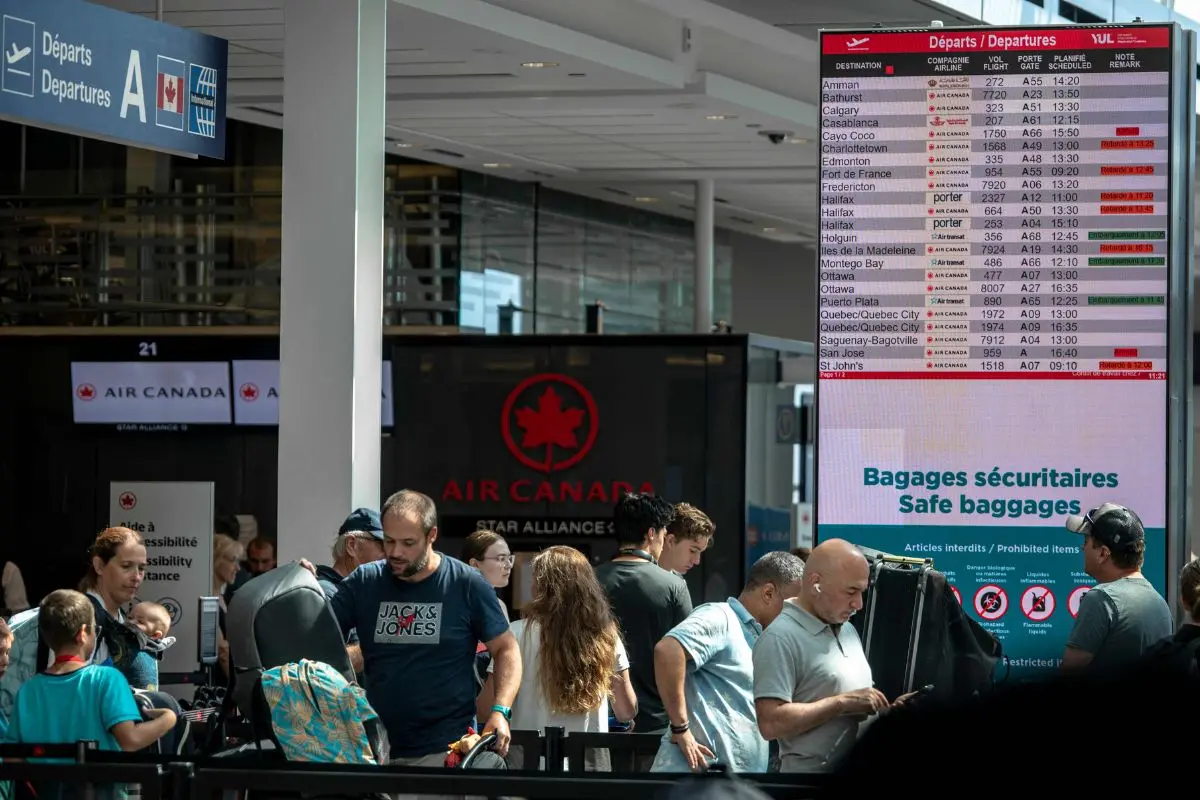 Passengers wait in line to speak to Air Canada representatives to see if they can reschedule flights at the Pierre-Elliot Trudeau Airport in Montreal, Quebec, Canada, on August 15, 2025. Photo: AFP
