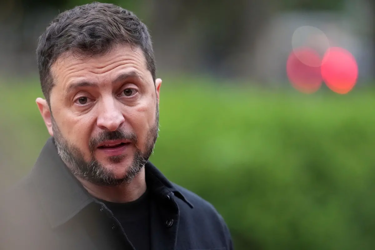 Ukraine's President Volodymyr Zelenskyy speaks in Lafayette Park, across from the White House, after meeting with President Donald Trump and European leaders. | Photo: AP