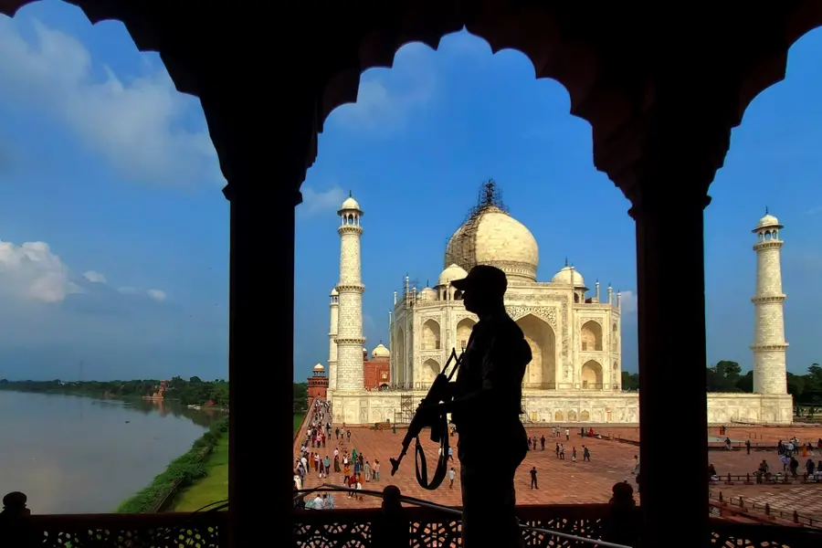 Viral video shows Shah Jahan, Mumtaz’s tombs; netizens ask how did he enter? | VIDEO