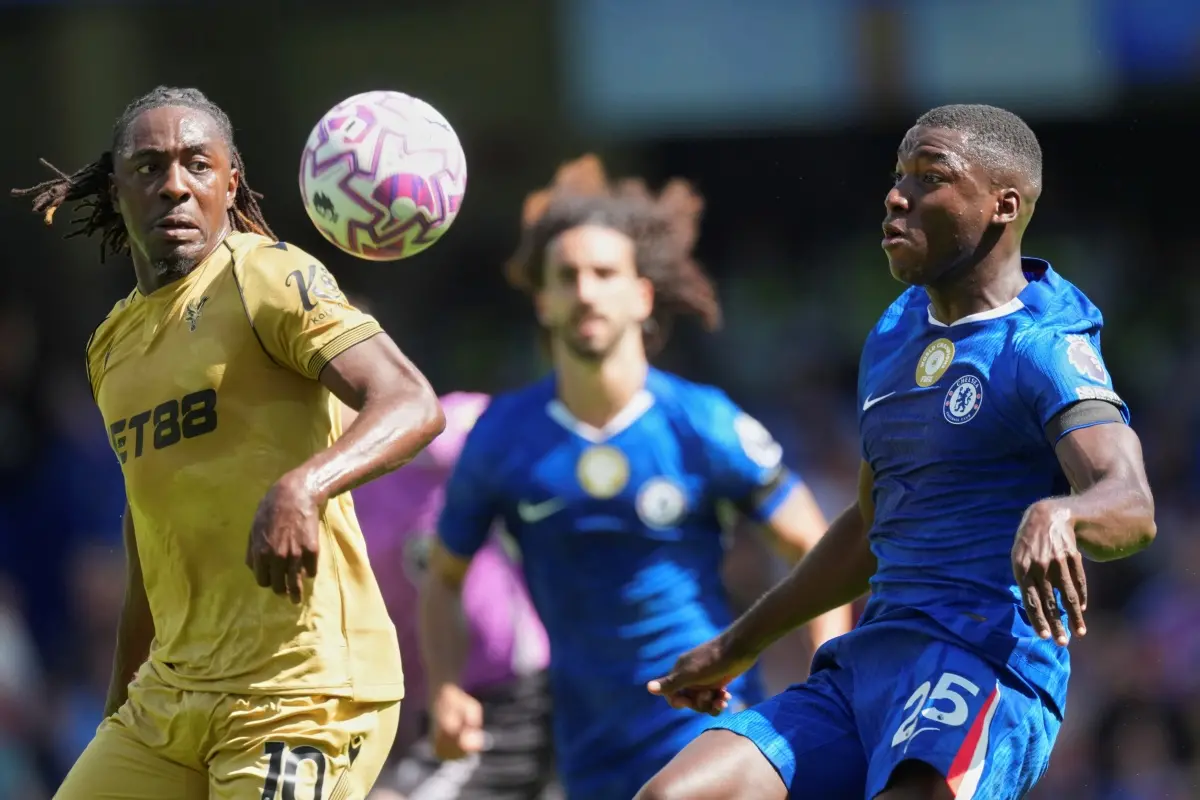 Crystal Palace's Eberechi Eze, left and Chelsea's Moises Caicedo fight for the ball during the Premier League soccer match between Chelsea and Crystal Palace in London. | Photo: AFP