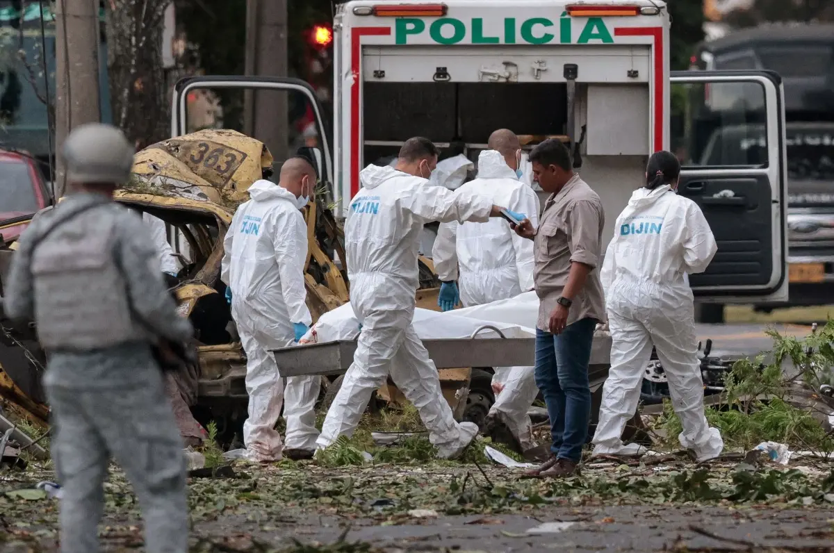 Police officers carry the body of a victim of a bomb explosion in cali, Colombia. Photo: AFP