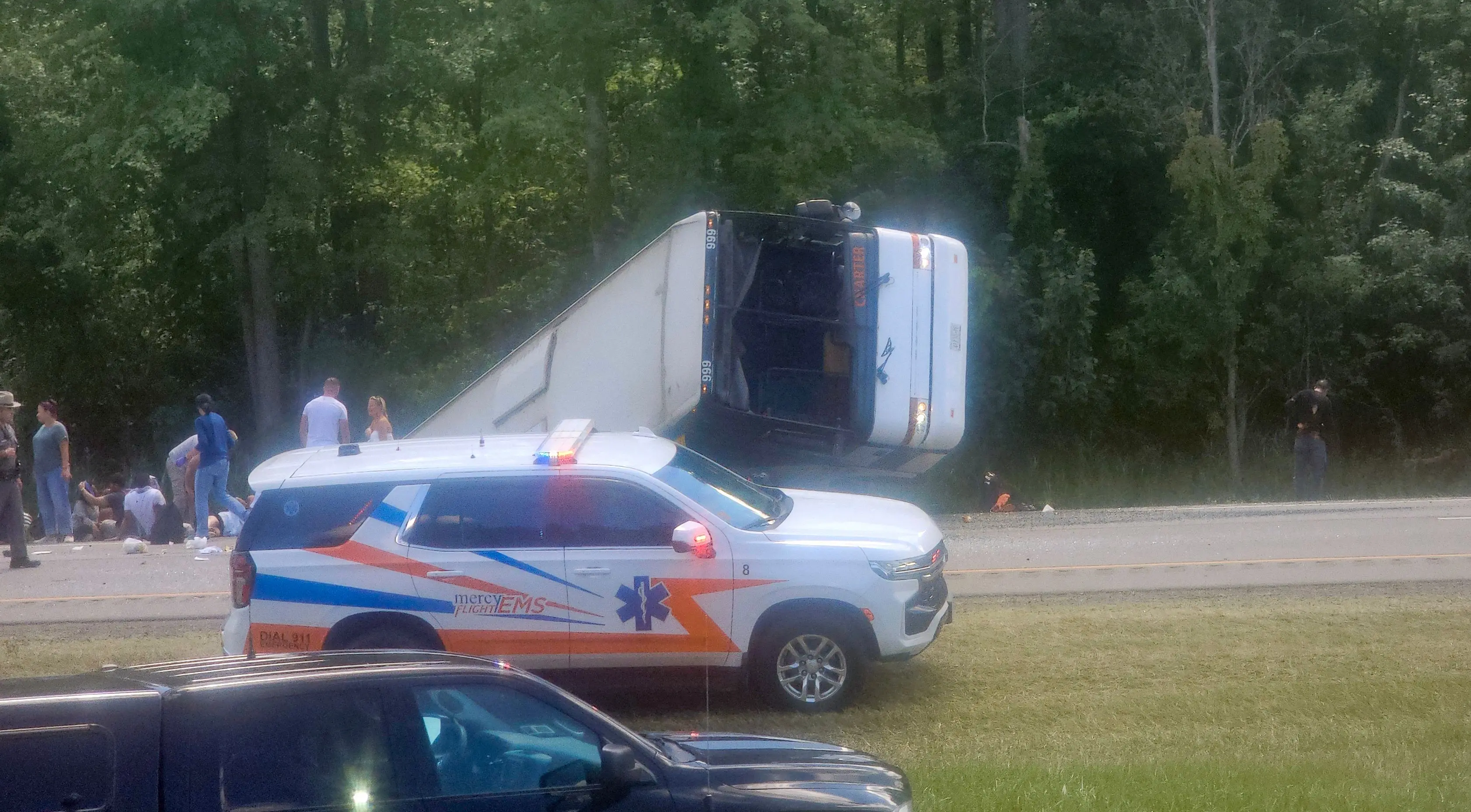 Victims and emergency personnel at the site of a bus crash on Interstate 90 eastbound near Pembroke, New York | Photo: AFP