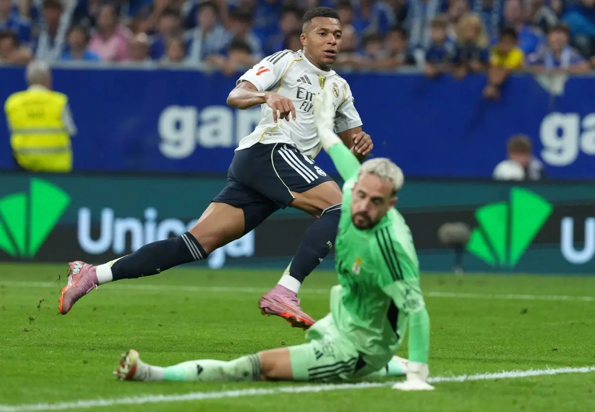 Real Madrid's French forward #10 Kylian Mbappe scores his team's second goal during the Spanish league football match between Real Oviedo and Real Madrid CF at Carlos Tartiere Stadium in Oviedo. | Photo: AFP