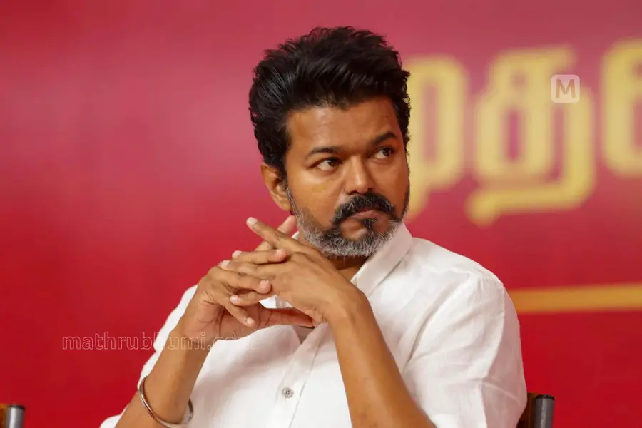 കാമിയോ റോളില്‍ മൂന്ന് സംവിധായകര്‍, ഞെട്ടിക്കാന്‍ ജനനായകന്‍