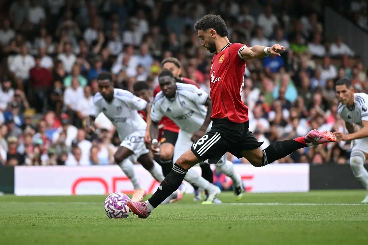 Manchester United's Portuguese midfielder #08 Bruno Fernandes shoots from the penalty spot but fails to score during the English Premier League football match between Fulham and Manchester United at Craven Cottage in London. \ Photo: AFP