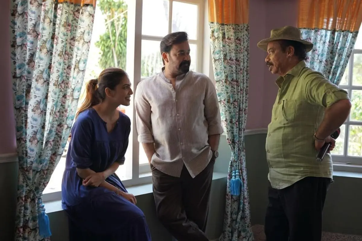 Malavika Mohanan with Mohanlal and Sathyan Anthikad | Photo: Instagram/malavikamohanan_