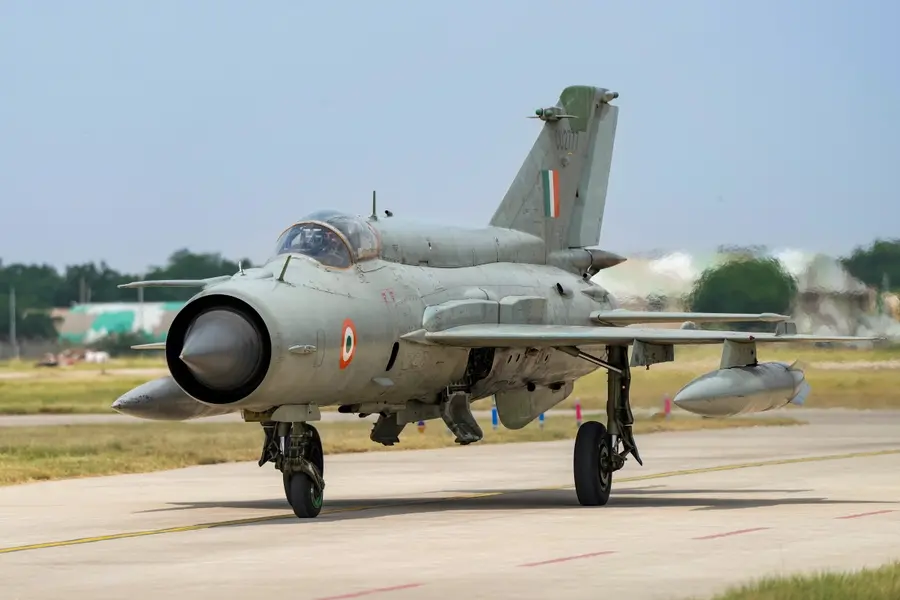 IAF’s MiG-21 fighter jets make last sorties before retirement | WATCH ...