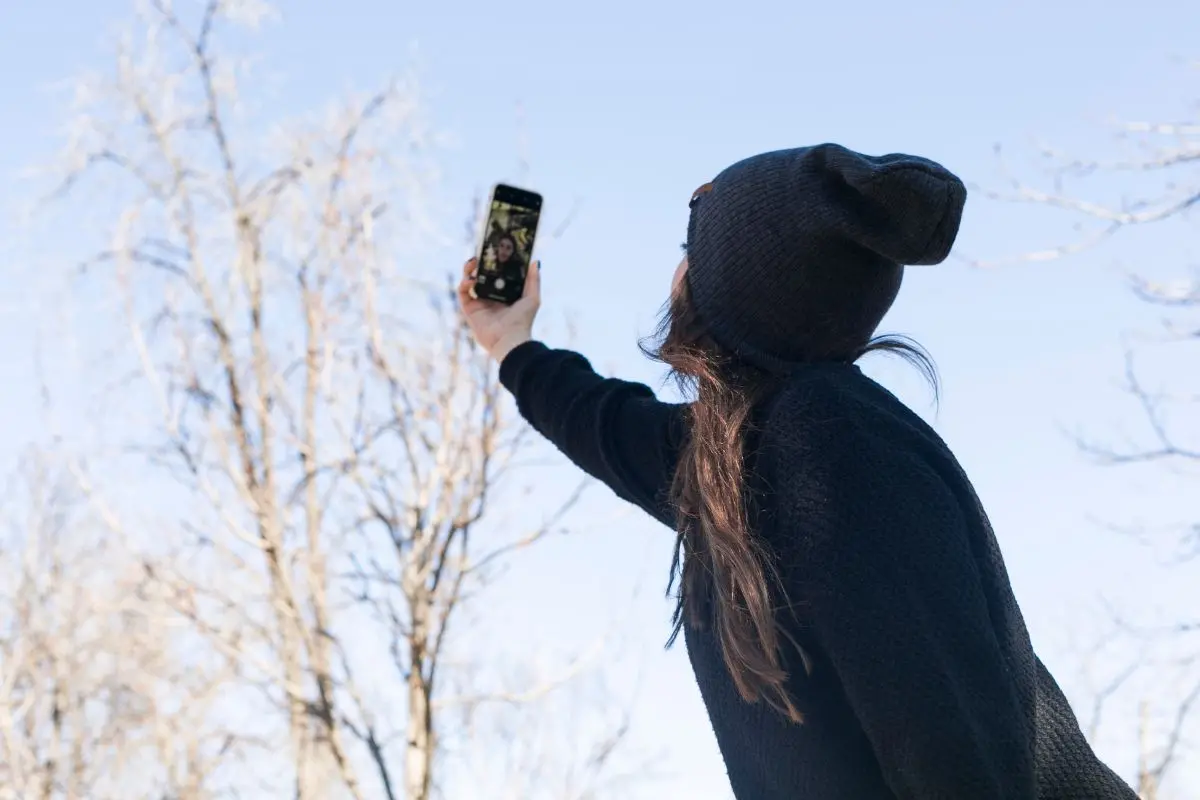 Selfie culture in India continues to grow despite rising fatalities linked to risky locations. Photo: Freepik