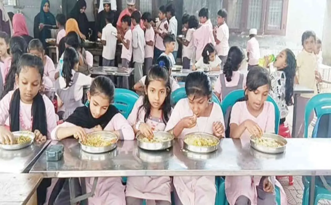 Students eating mandhi at Padanna Government UP School