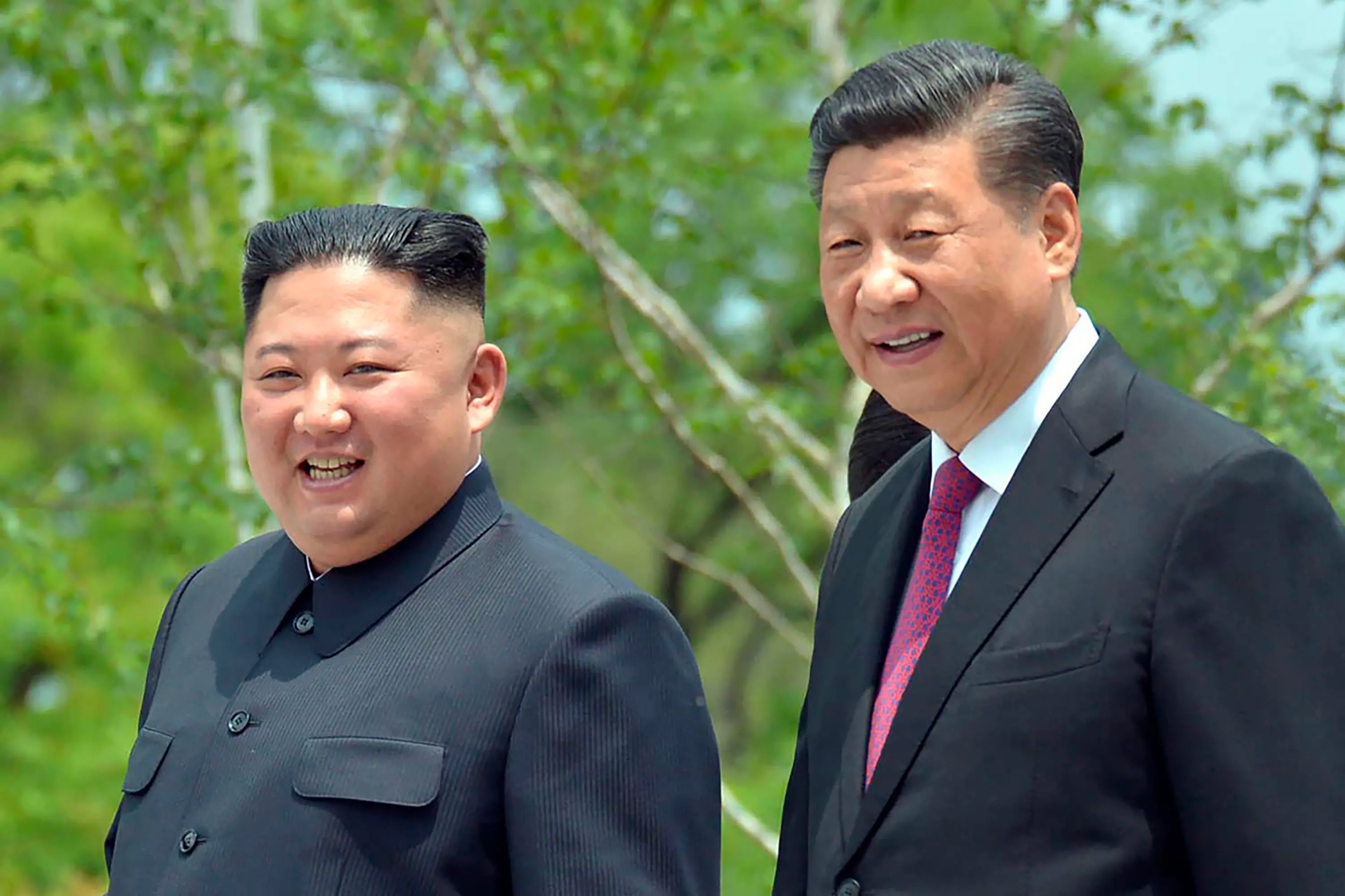 North Korean leader Kim Jong Un, left, and Chinese President Xi Jinping | File photo: AP