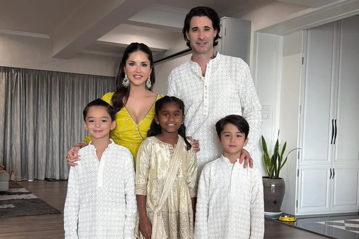 Bollywood actress Sunny Leone with her family | Photo: Instagram/sunnyleone