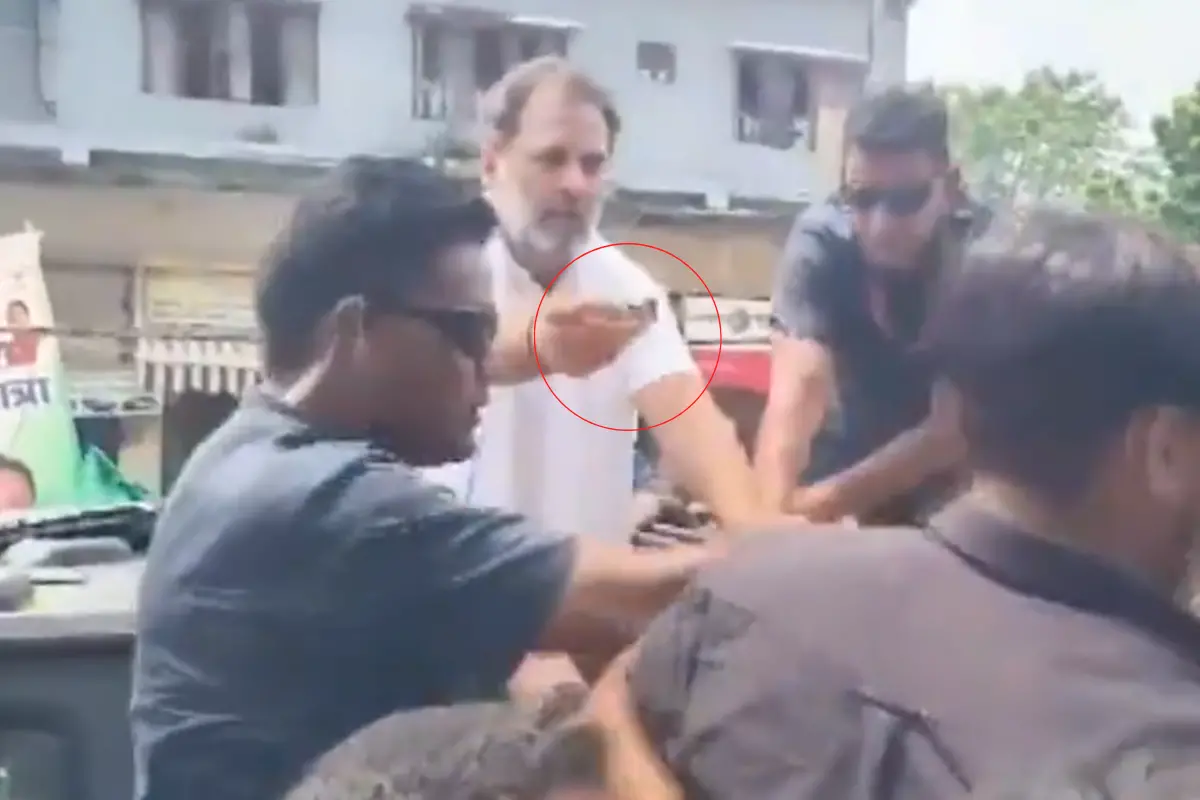 Rahul Gandhi offering toffees to protestors in Bihar