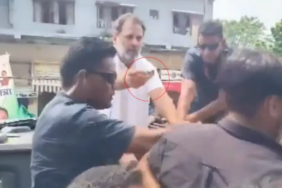 Rahul Gandhi offering toffees to protestors in Bihar