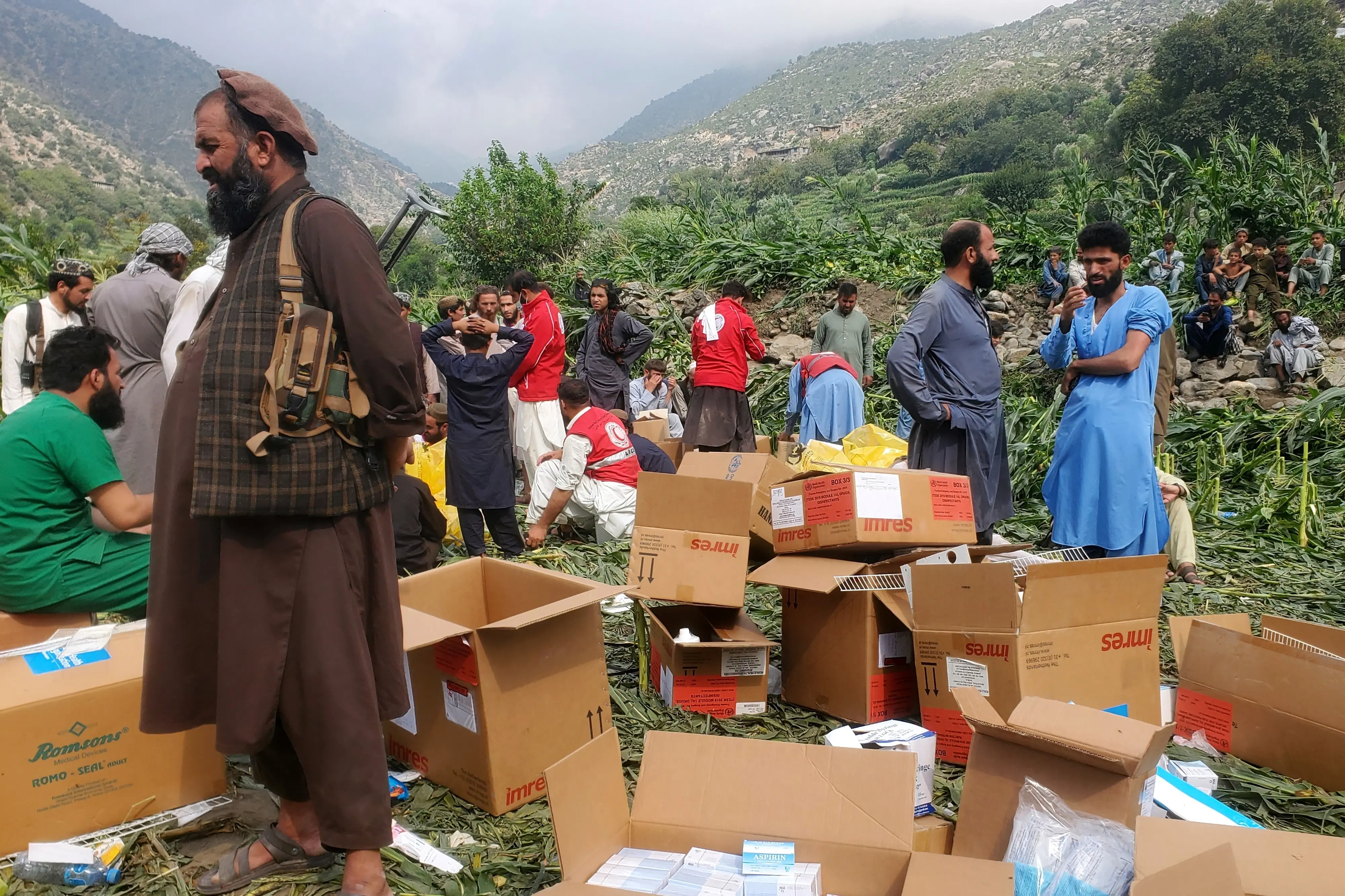Civil defense workers, locals, and army soldiers prepare to evacuate injured victims of an earthquake that killed hundreds and destroyed numerous villages in eastern Afghanistan | Photo: AP
