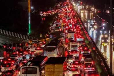 After heavy rainfall in Delhi, Gurugram man crawls 12 Km in 6 hours amid traffic nightmare