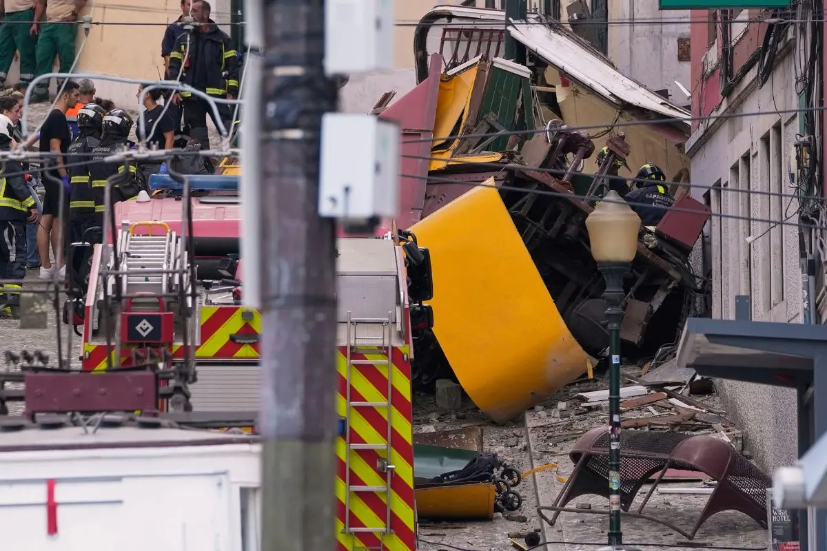 Emergency teams work at the site of a derailed electric streetcar in Lisbon, Portugal | Photo: AP