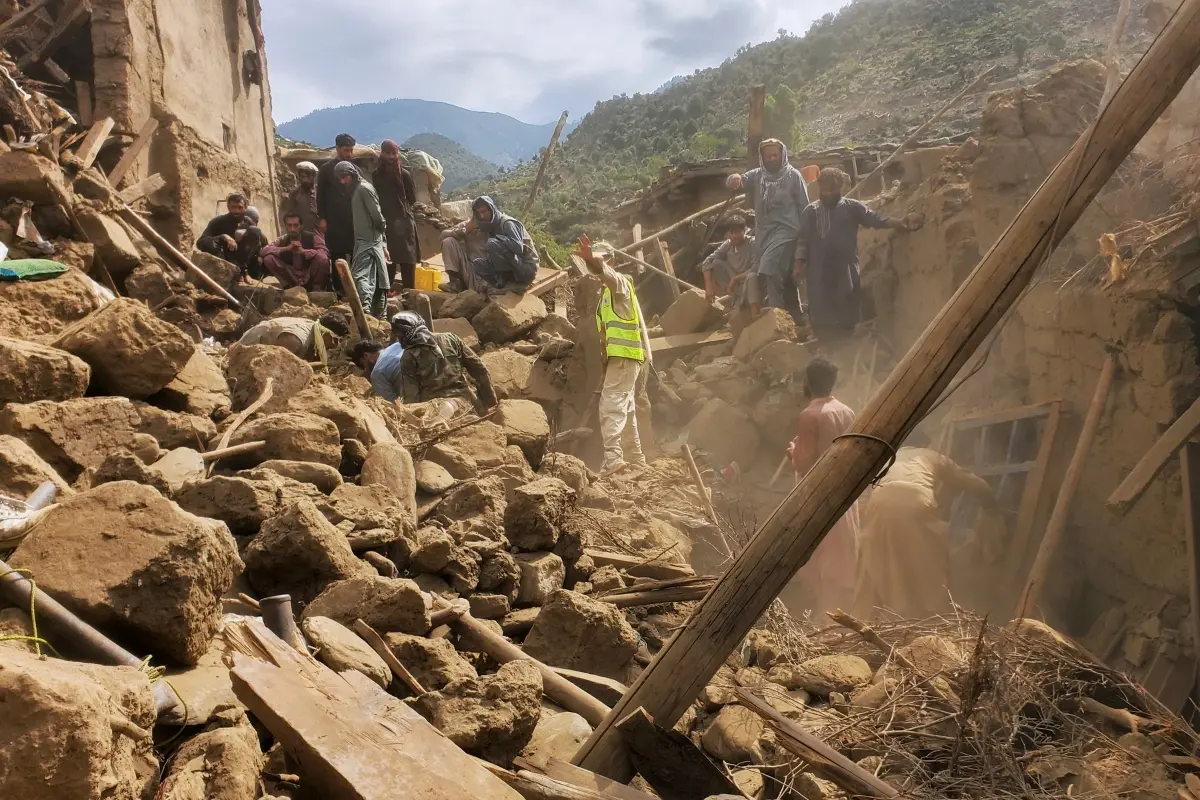 Civil defense workers, locals, and army soldiers clear rubble as they search for survivors after a powerful 6.0-magnitude earthquake struck eastern Afghanistan | Photo: AP
