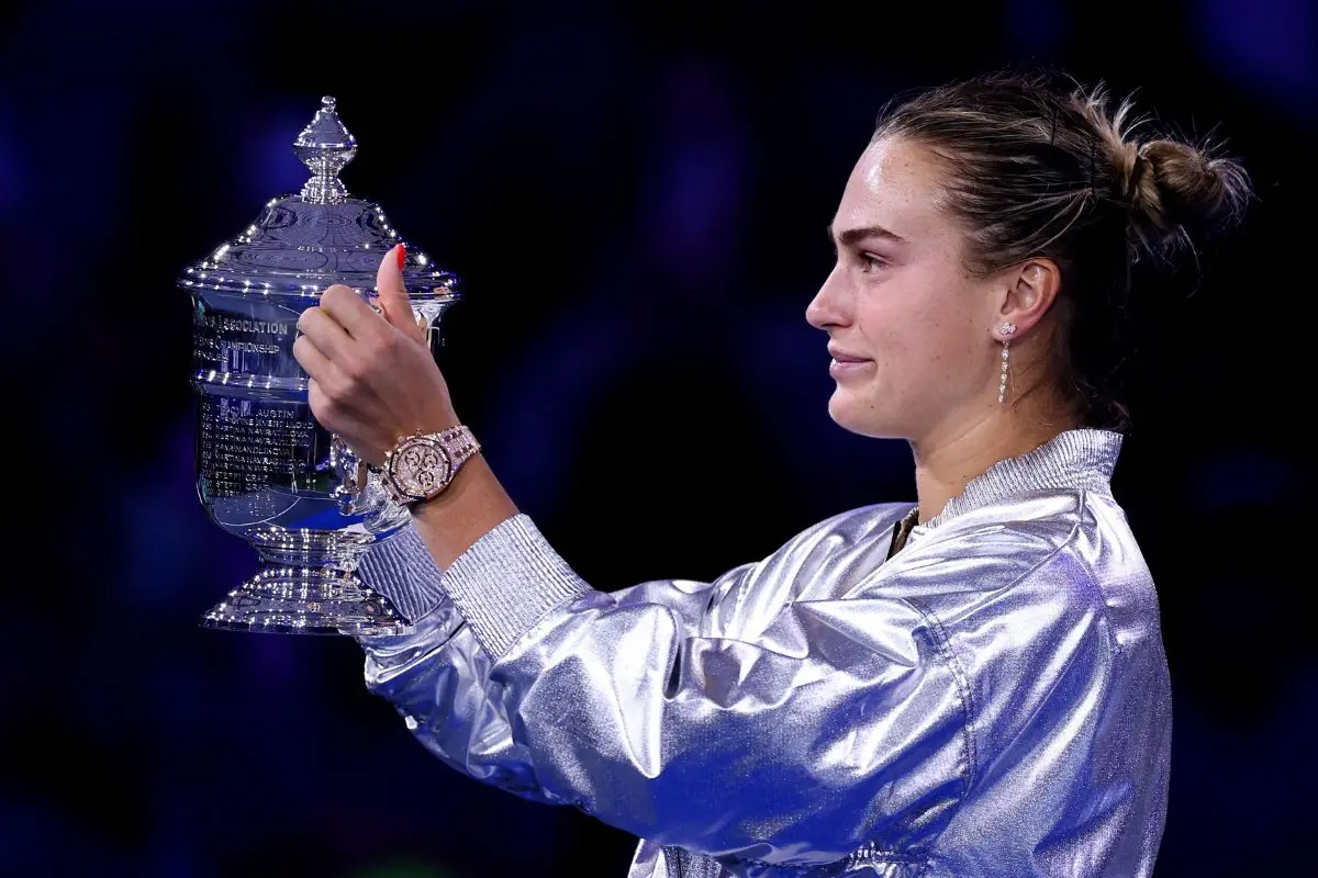 Aryna Sabalenka poses with her trophy after defeating Amanda Anisimova of the United States in the US Open women's singles final. | Photo: AFP