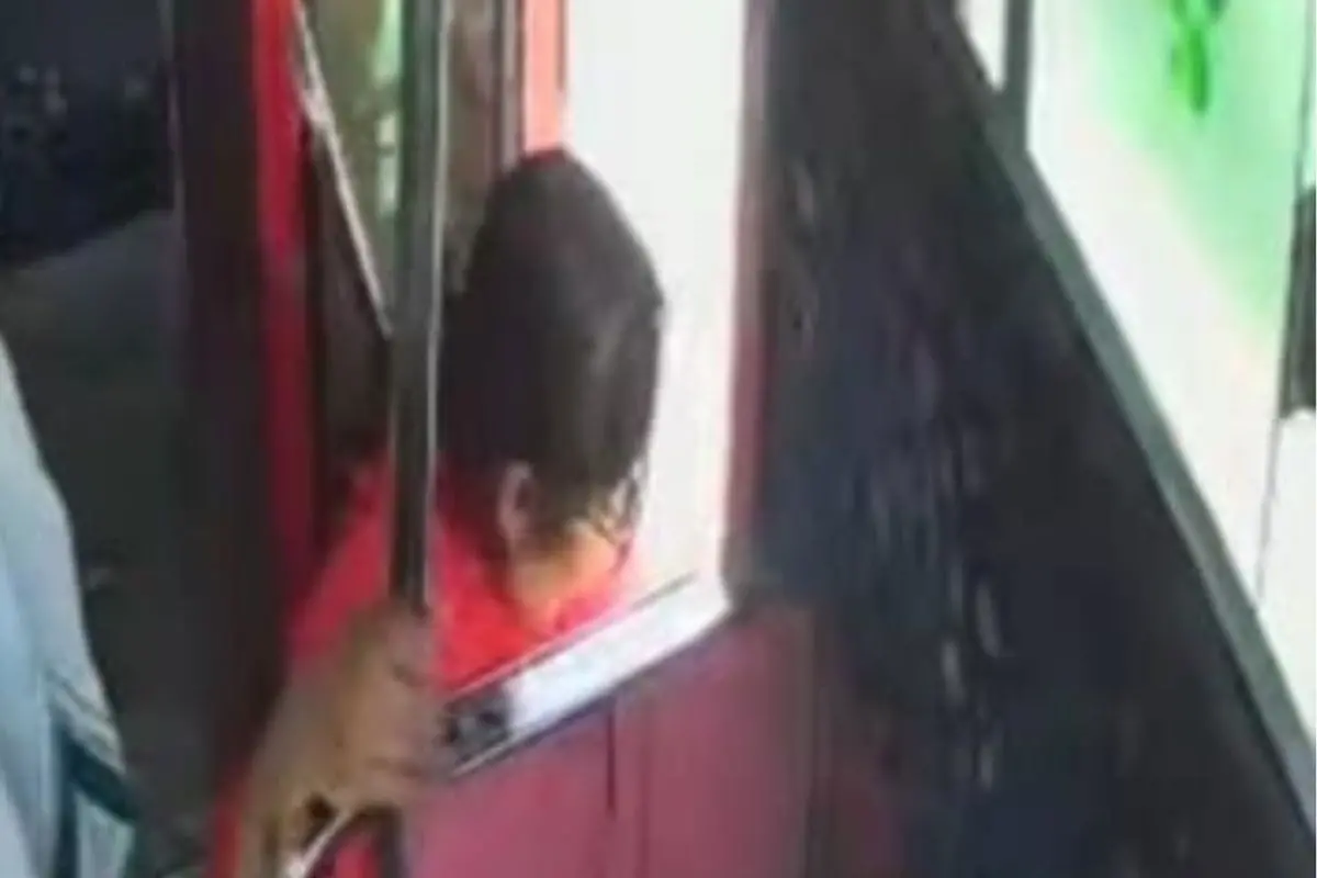 Journalist's hand got struck in the metal edge of the bus | Screengrab, Facebook