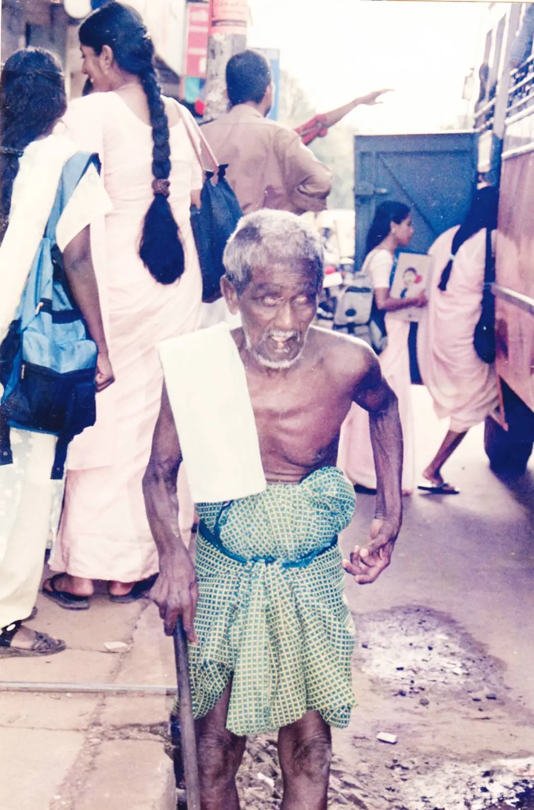 അന്ധനായ മണിച്ചേട്ടന്‍ കോലഞ്ചേരിയില്‍ റൂട്ട് വിളിച്ചുപറയുന്നു (ഫയല്‍ ചിത്രം)