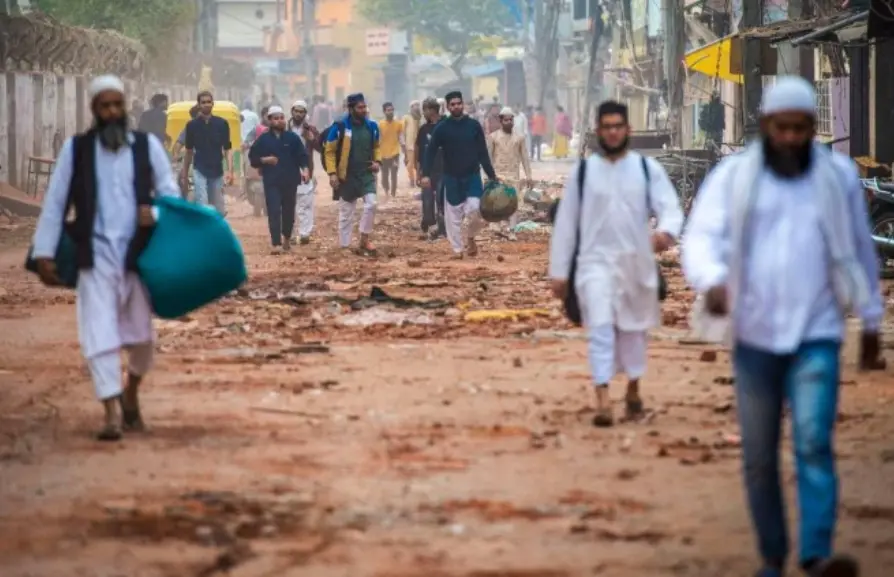 ഡല്ഹി കലാപത്തേതുടര്ന്ന് ആളുകള് പലായനം ചെയ്യുന്നു(ഫയല് ചിത്രം)| Photo: PTI