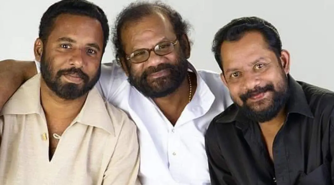 ഷാജൂണ് കാര്യാല് രവീന്ദ്രൻ മാസ്റ്റര്ക്കും ഗിരീഷ് പുത്തഞ്ചേരിക്കുമൊപ്പം (ഫയല് ചിത്രം)