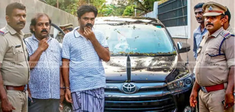 ബിനോയ് ഷാനൂരിനെയും ഷുഹൈബിനെയും വാഹനമുള്‍പ്പെടെ രാമന്‍കുളങ്ങരയില്‍നിന്ന് പോലീസ് പിടികൂടിയപ്പോള്‍