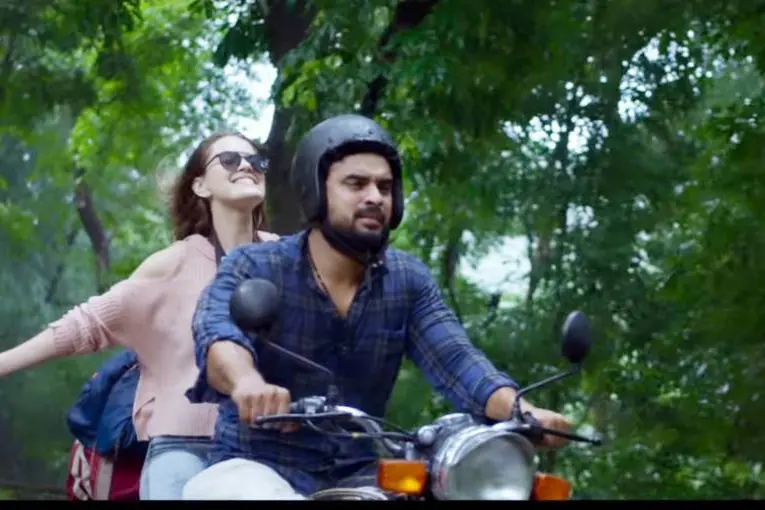 ബുള്ളറ്റില് നാട് ചുറ്റി ടൊവിനോ; കിലോമീറ്റേഴ്സ് ആന്ഡ് കിലോമീറ്റേഴ്സിലെ ആദ്യഗാനമെത്തി