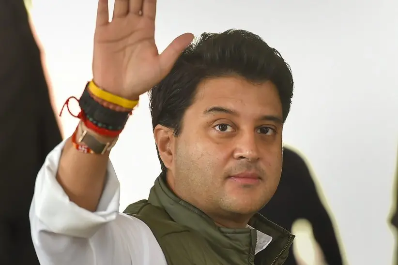 കോണ്ഗ്രസില് പൊട്ടിത്തെറി, സിന്ധ്യയ്ക്ക് പിറകെ 200 പേര് രാജിവെച്ചുവെന്ന് റിപ്പോര്ട്ട്