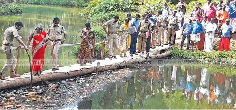 ദേവനന്ദയുടെ മൃതദേഹം കാണപ്പെട്ട പള്ളിമൺ ആറ്റിലെ നടപ്പാലത്തിനുസമീപത്തെ ആഴം ഫൊറൻസിക് വിഭാഗം മേധാവി ഡോ. ശശികലയുടെ നേതൃത്വത്തിൽ പരിശോധിക്കുന്നു
