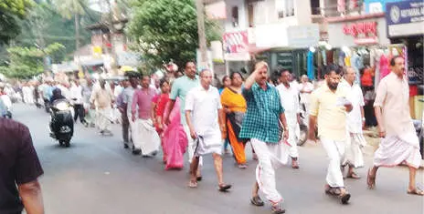 കടകളുടെ പൂട്ടിനുള്ളില് സിലിക്കോണ് പശയൊഴിച്ചതില് പ്രതിഷേധിച്ച് ഭരണഘടനാ സംരക്ഷണസമിതി നടത്തിയ പ്രകടനം