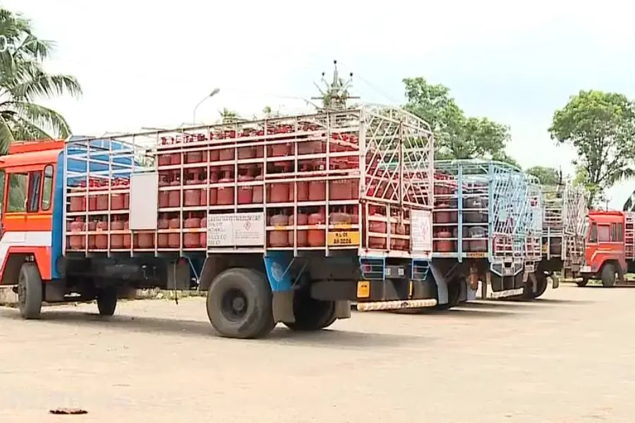 ഗാര്ഹിക സിലിണ്ടറിന് വീണ്ടും വില കൂട്ടി: പാചകവാതക വില 1000 രൂപ കടന്നു