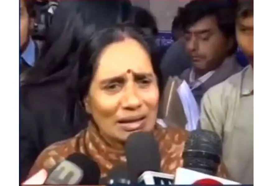 പ്രതികളുടെ അഭിഭാഷകന് ഇതെല്ലാം പറഞ്ഞിരുന്നു - പൊട്ടിക്കരഞ്ഞ് നിര്ഭയയുടെ അമ്മ