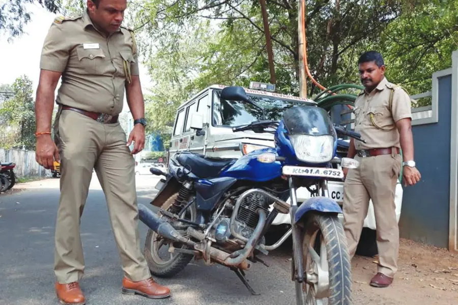 കേരളത്തില് നിന്ന് മാറാന് എന്ഒസി വാങ്ങിയിട്ടും കേരളം വിട്ടുപോകാതെ വാഹനങ്ങള്